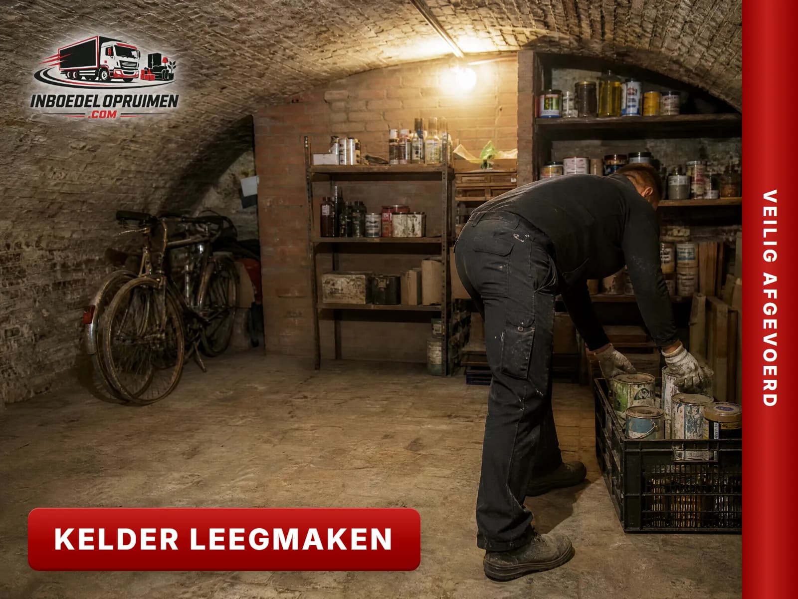 Kelder met oude verfpotten, flessen en rommel klaar om leeg te maken