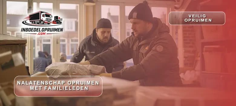 Medewerker werkt samen met familieleden tijdens opruiming van nalatenschap in Vlaamse woning