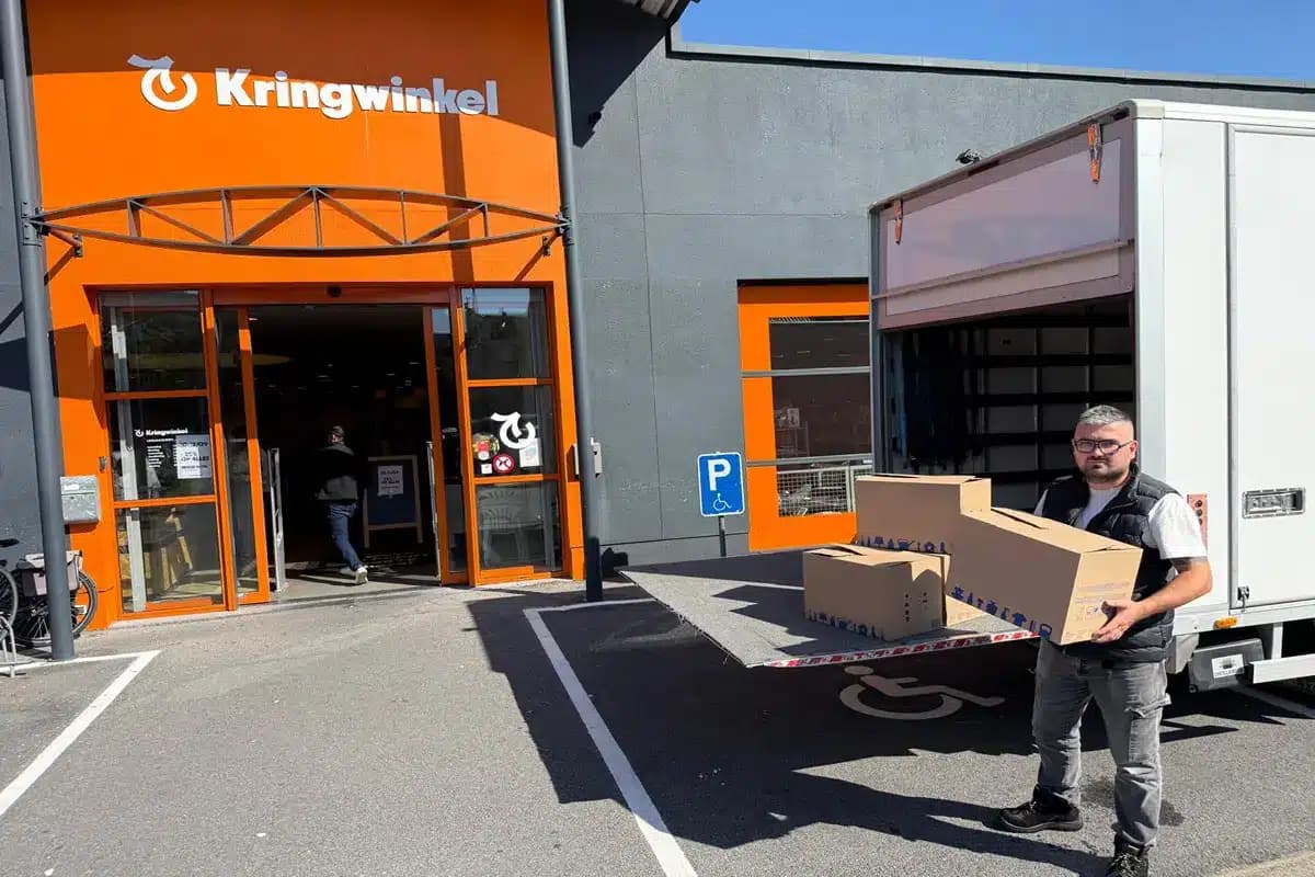 Medewerker van Inboedelopruimen.com brengt herbruikbare spullen naar Kringwinkel Brugge Sint-Kruis tijdens een inboedelopruiming