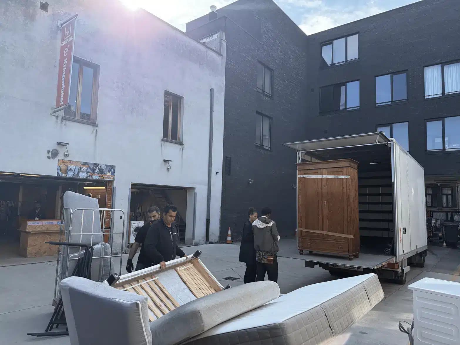 Team van Inboedelopruimen.com levert een kledingkast af bij het Geefpunt van Kringwinkel Borgerhout