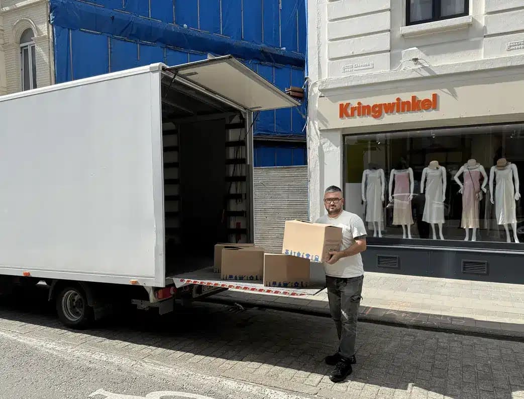 Medewerker van Inboedelopruimen.com brengt herbruikbare spullen naar Kringwinkel Oostende