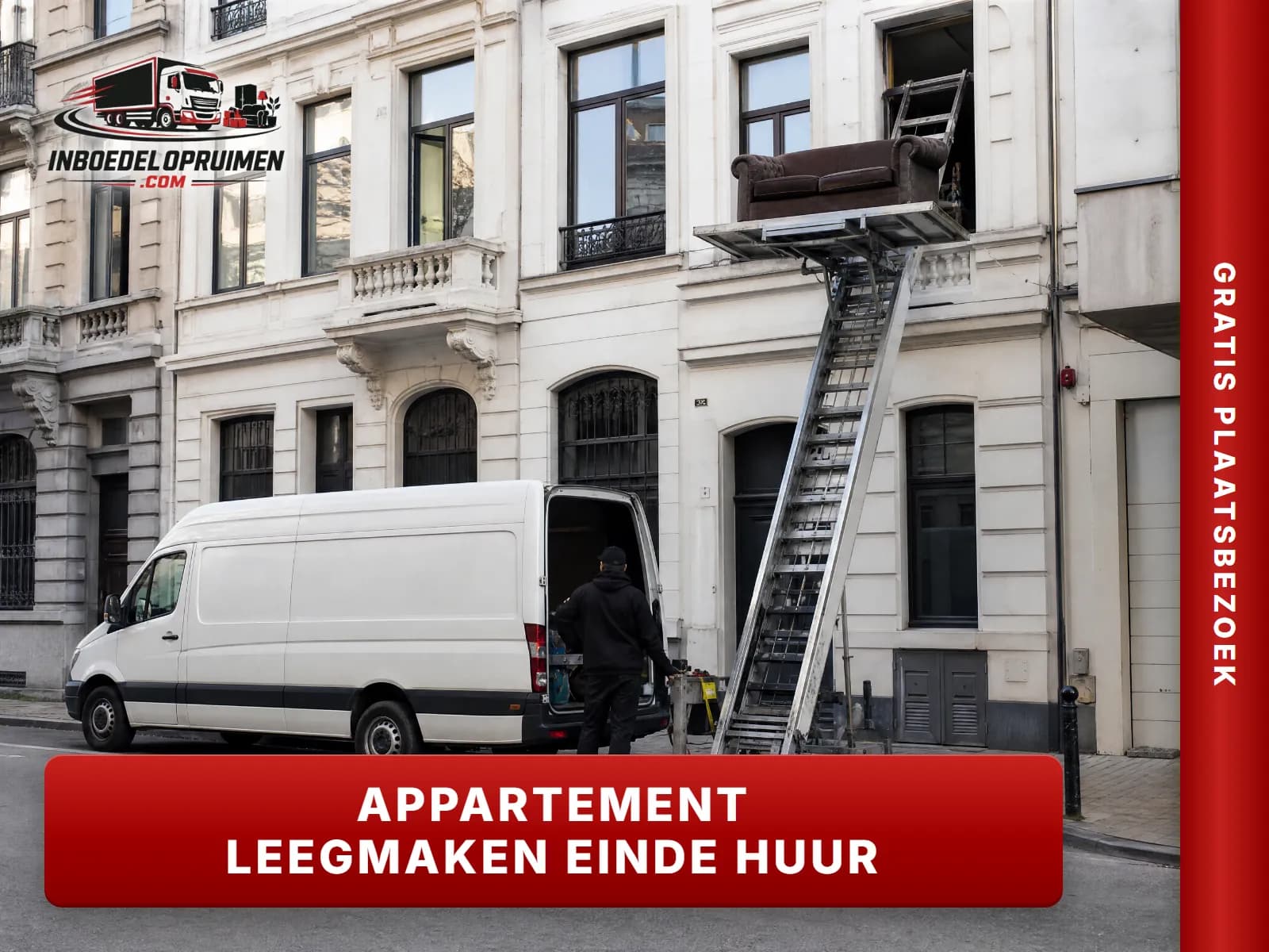 Opruimers laden meubels via een ladderlift uit een appartement in Antwerpen
