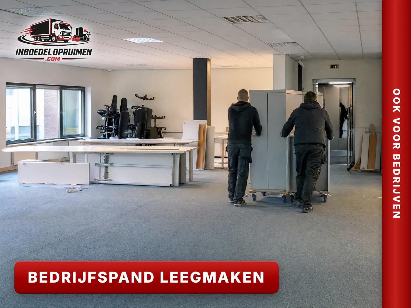 Opruimers voeren bureaus en kasten af uit een kantoor van een bedrijfspand