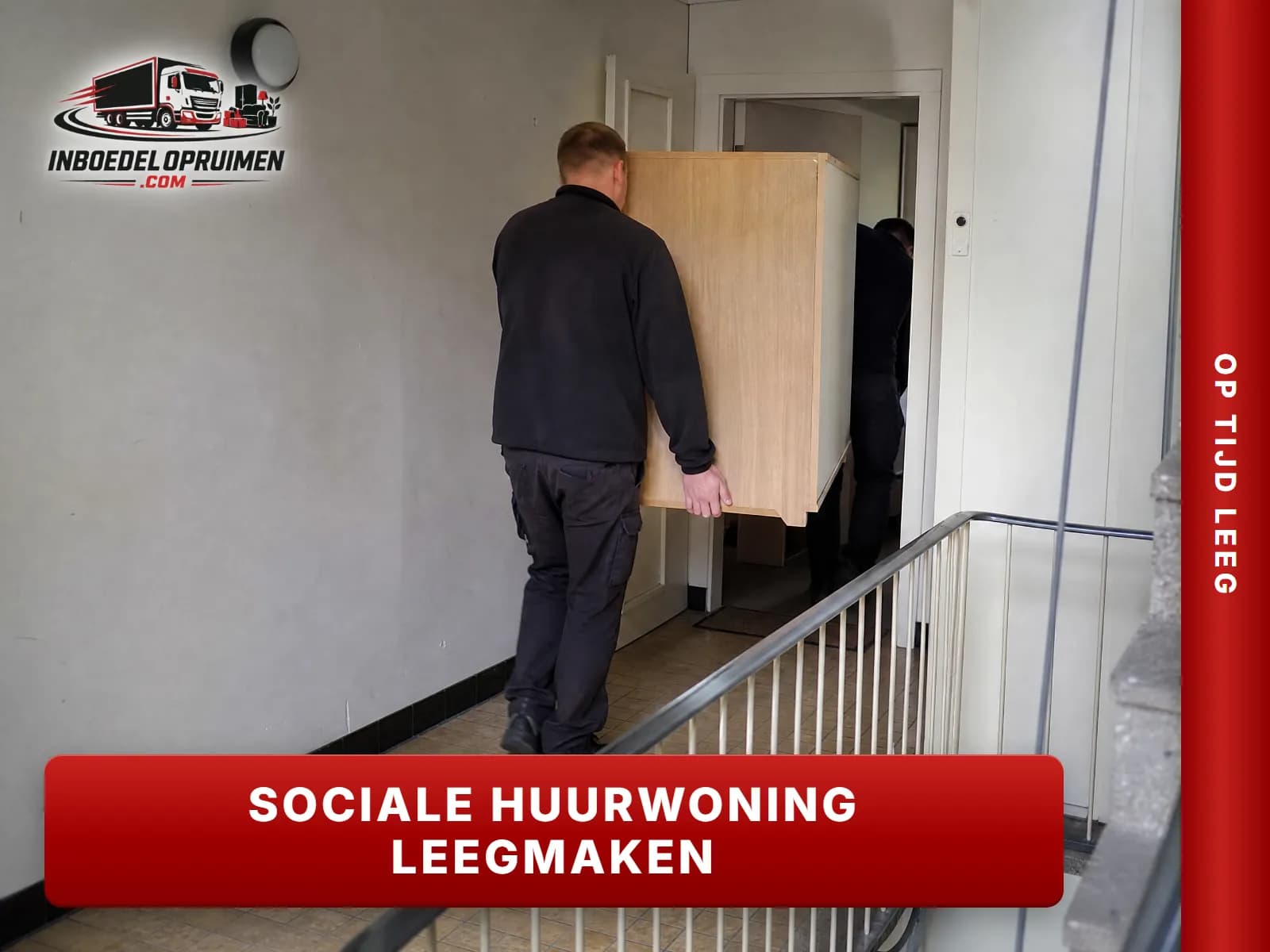 Opruimers dragen meubels uit een appartement in een sociaal woonblok