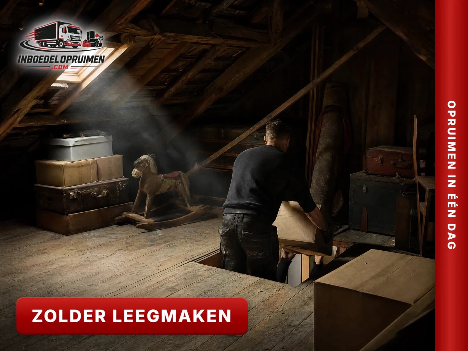 Zolder onder houten dakbalken vol dozen, oude meubels en koffers