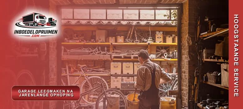 Medewerker sorteert decennialang opgestapeld gereedschap en fietsen in rommelige Vlaamse garage tijdens professioneel leegmaken