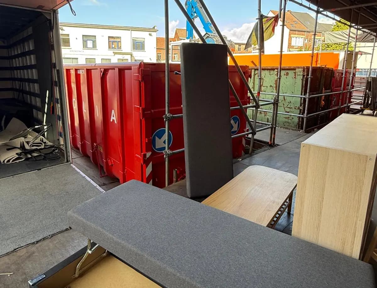 Meubels en inboedel worden gesorteerd en afgevoerd via container tijdens inboedelopruiming
