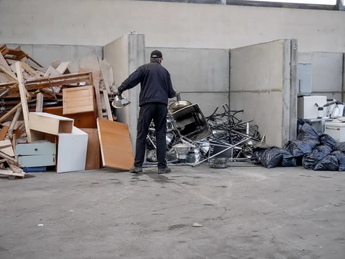 Afval gesorteerd per stroom bij het leegmaken van een woning: hout, metaal, elektro en restafval