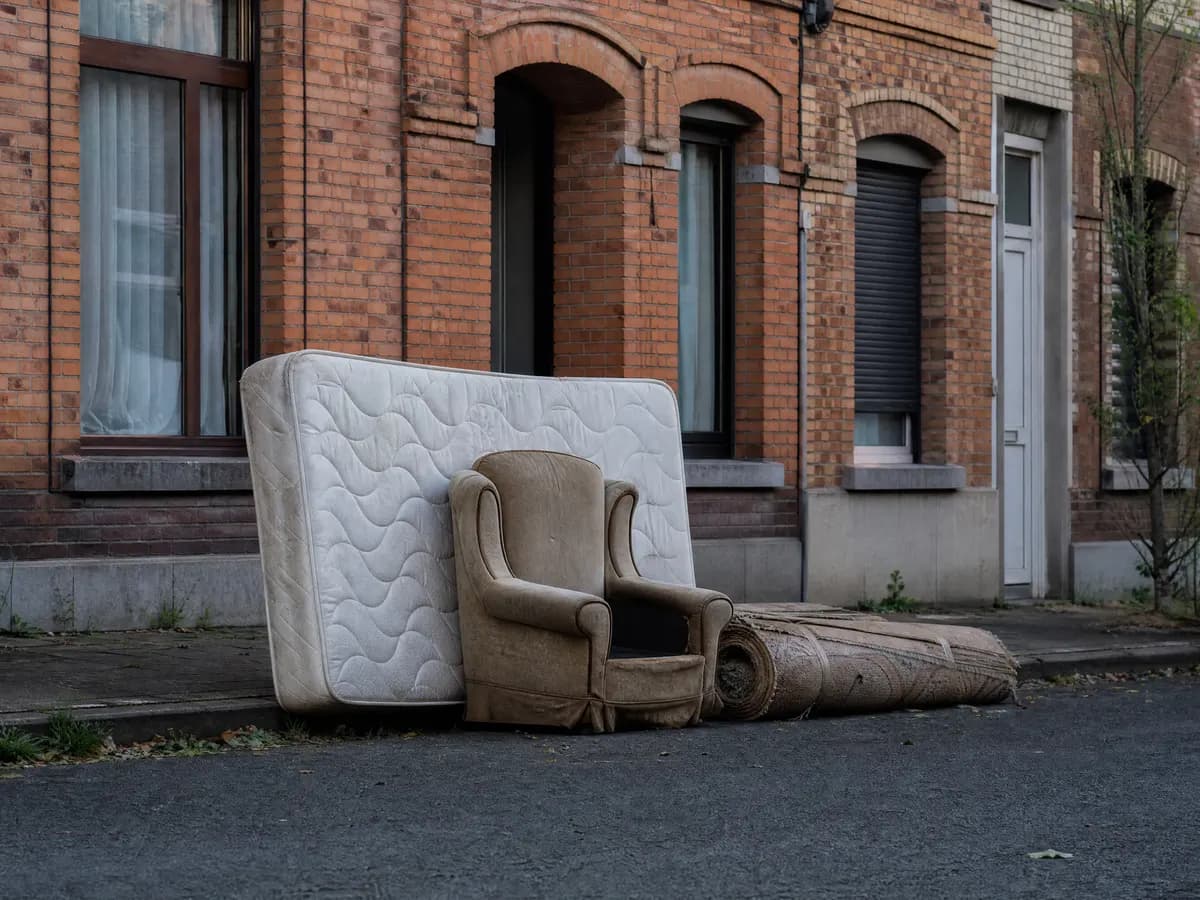 Grofvuil klaargezet aan de stoeprand voor ophaling aan huis in Vlaanderen