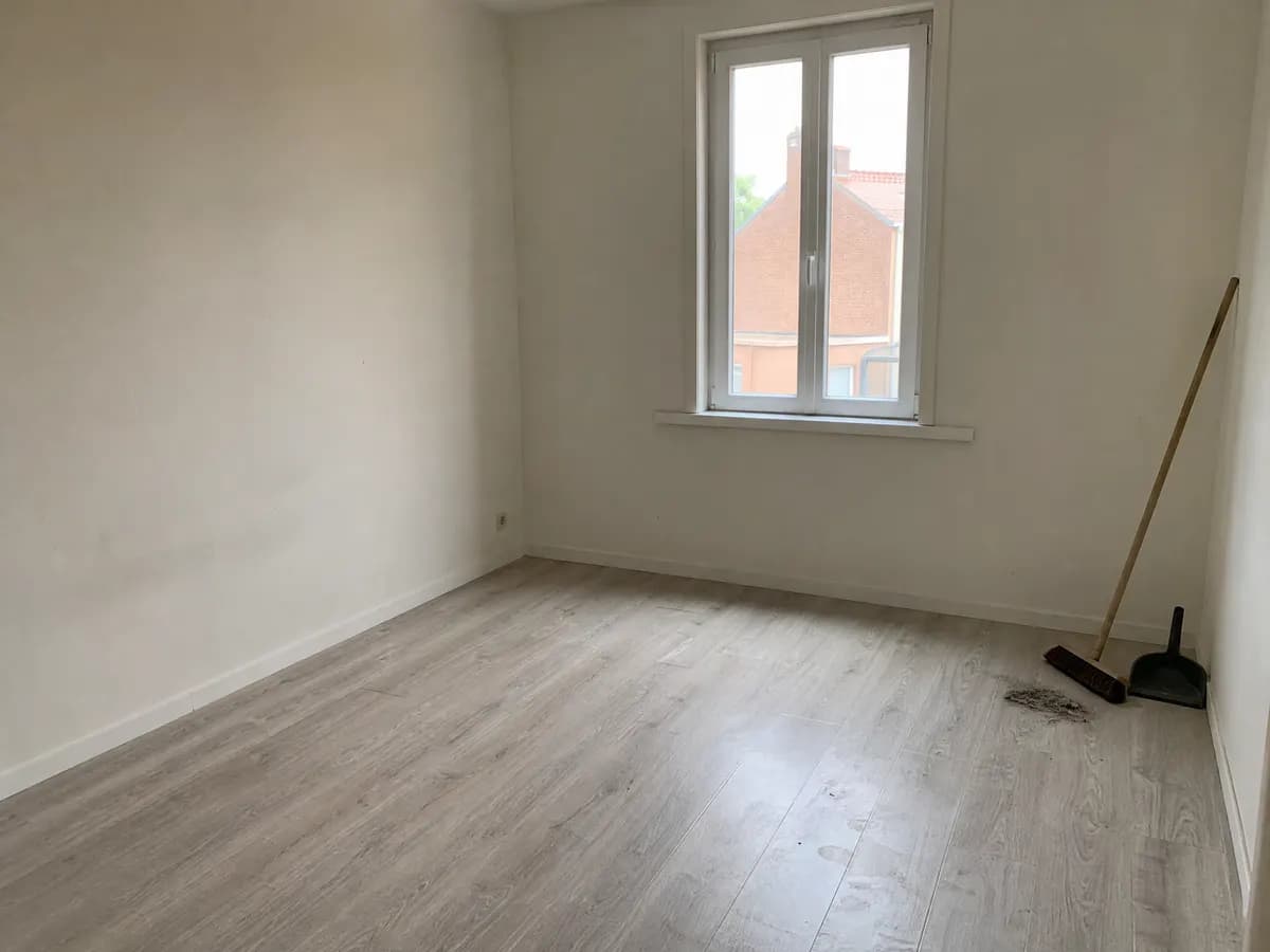 Lege huurwoning, leeg en bezemschoon opgeleverd met een borstel en vuilblik