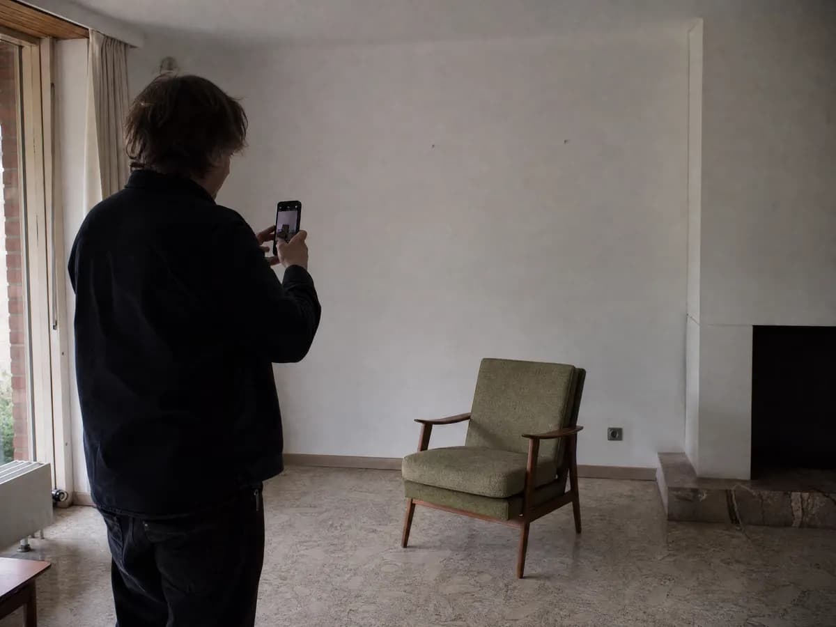 Een meubel fotograferen om de inboedel online te verkopen voor de opruiming