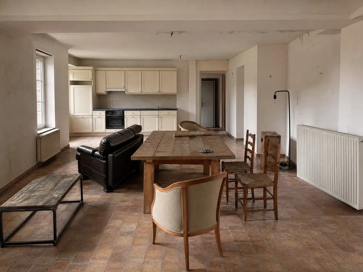 Lege woning met vaste keuken en ramen tegenover losse meubels die tot de inboedel horen