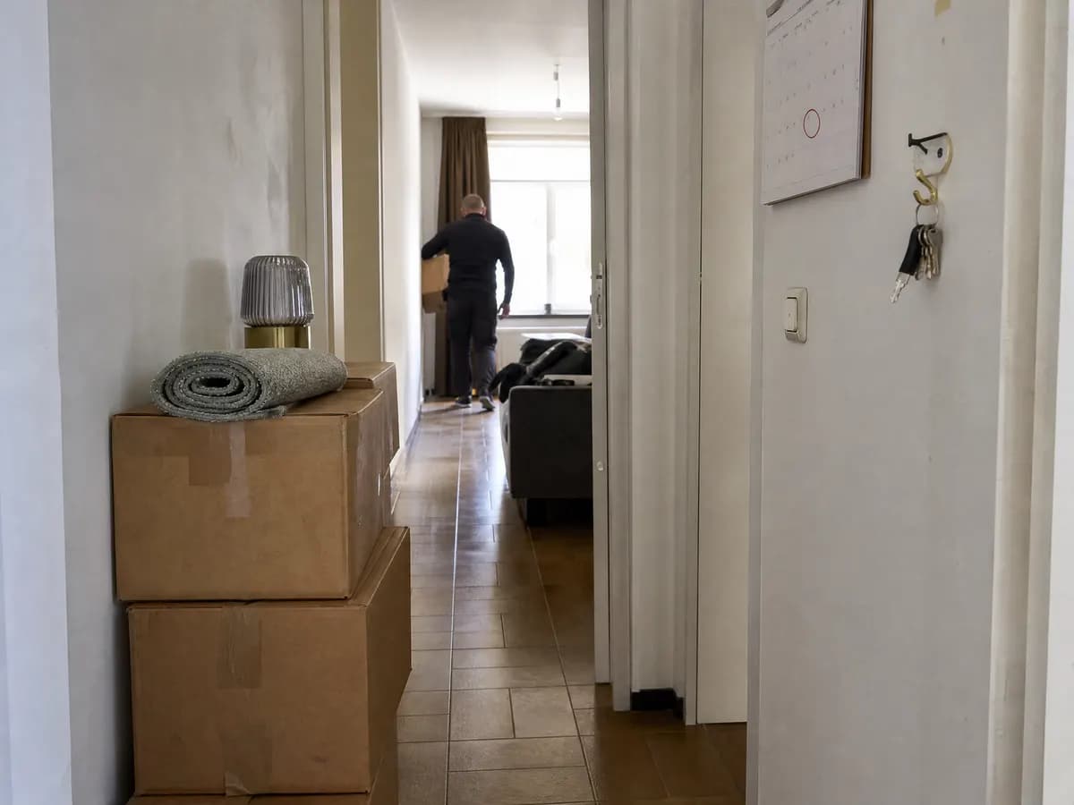 Verhuisdozen klaar in de gang van een huurwoning de week voor de oplevering