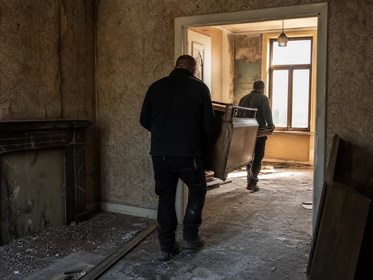 Leegstaande woning wordt leeggemaakt om verkoop of renovatie te starten