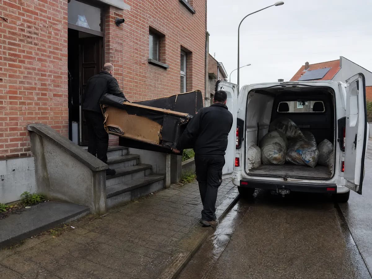 Opruimers maken ook wat de kringwinkel weigert leeg: kapotte meubels en restafval