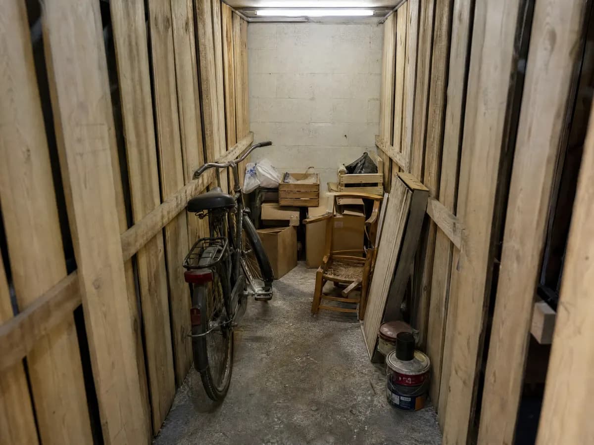 Vergeten spullen in de kelderberging van een huurappartement