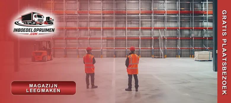Twee medewerkers demonteren metalen rekken tijdens het professioneel leegmaken van een Belgisch magazijn