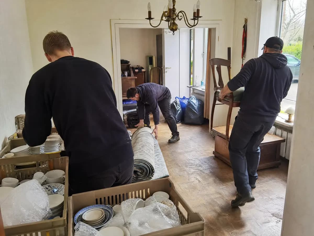Opruimfirma sorteert de inboedel en laadt hem in voor kringwinkel, recyclage en afvoer