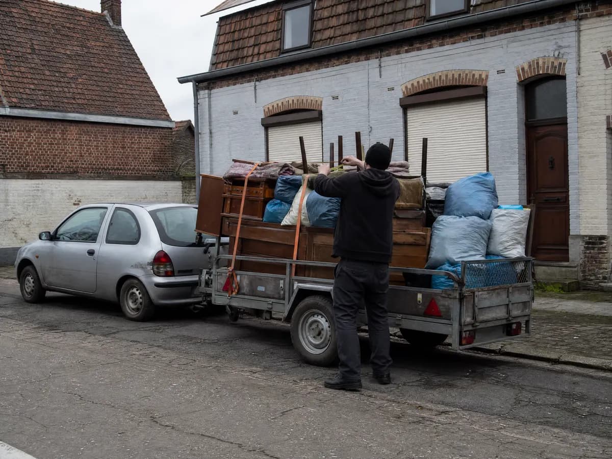 Zelf opruimen met een aanhangwagen vol spullen op weg naar het recyclagepark