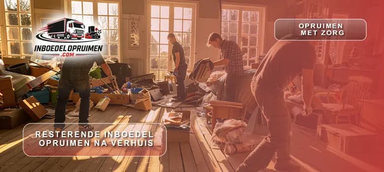 Medewerkers voeren resterende meubels en dozen af tijdens opruiming na verhuis in Vlaamse woning