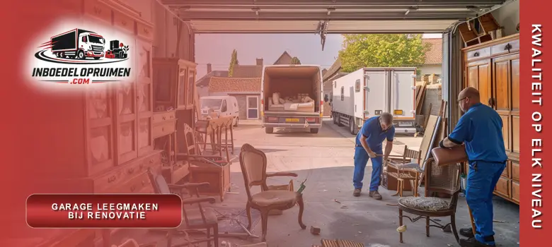  Twee medewerkers laden meubels en afval in vrachtwagen tijdens garage leegmaken voor renovatie in Vlaanderen