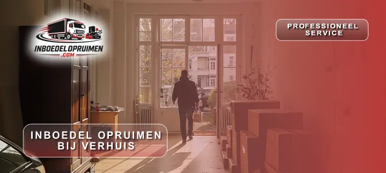 Medewerker draagt dozen en meubels uit een lege Belgische woning na een verhuis