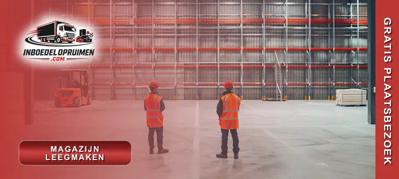 Twee medewerkers demonteren metalen rekken tijdens het professioneel leegmaken van een Belgisch magazijn