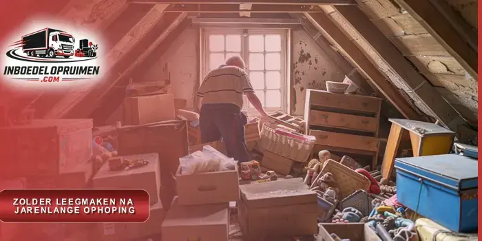 Medewerker sorteert decennialang opgestapelde dozen en meubels tijdens professioneel zolder leegmaken in Vlaamse woning