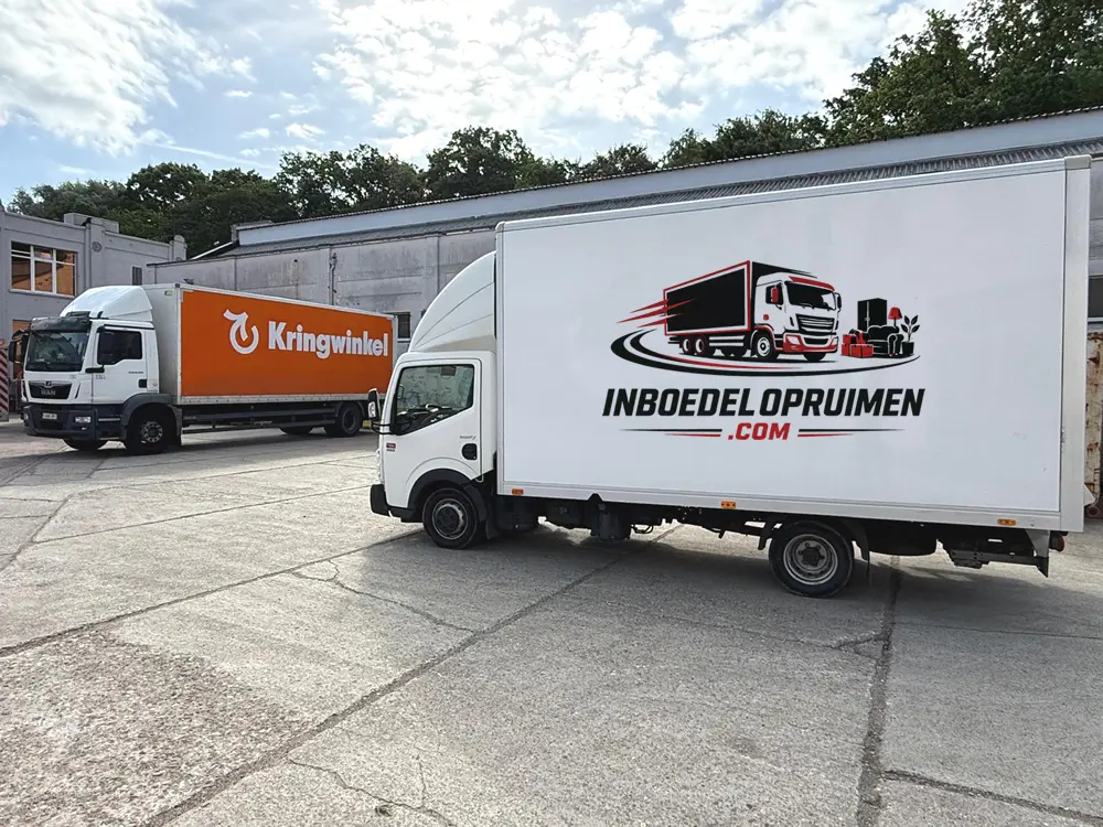 Inboedelopruimen.com vrachtwagen levert spullen af bij Kringwinkel voor een tweede leven