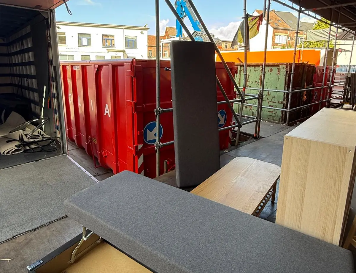 Meubels en inboedel worden gesorteerd en afgevoerd via container tijdens inboedelopruiming